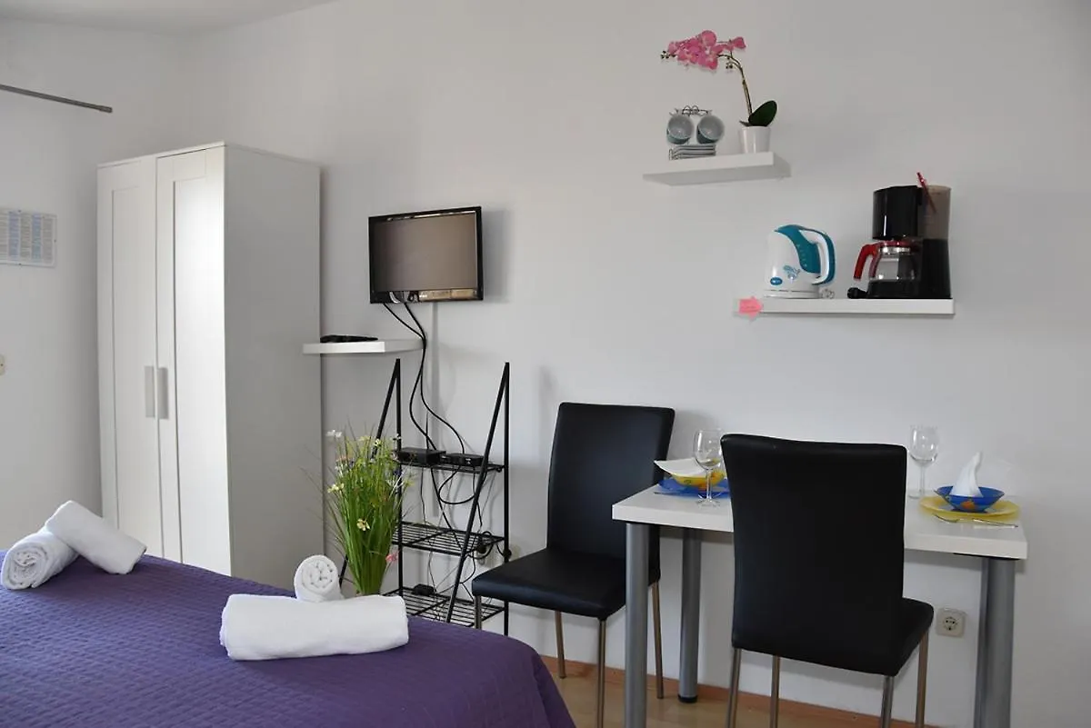 Apartment Apartmani Tri Ferala - Pakostane