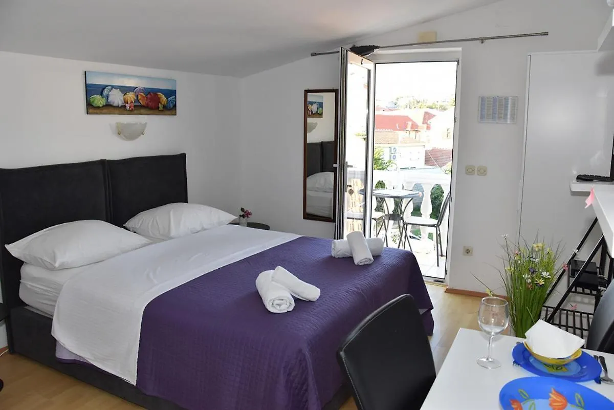 Apartmani Tri Ferala - Pakostane Croatia