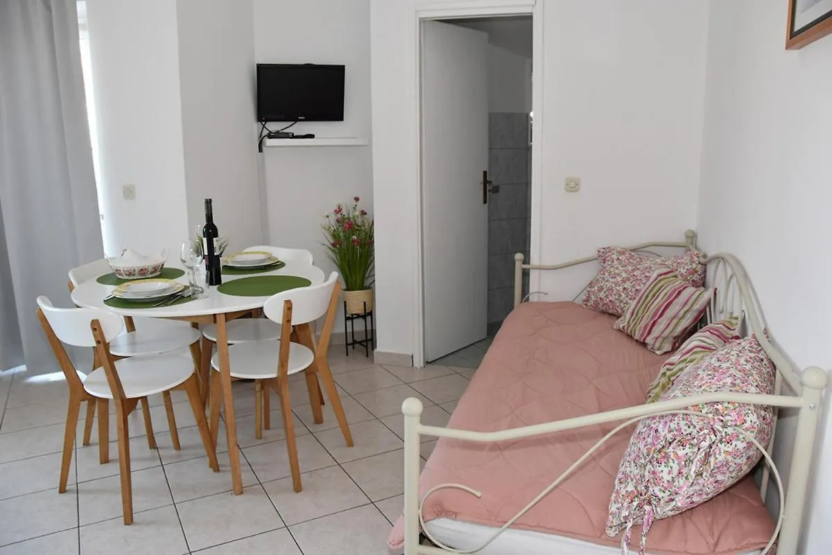 Apartmani Tri Ferala - Pakostane 0*,  Croatia