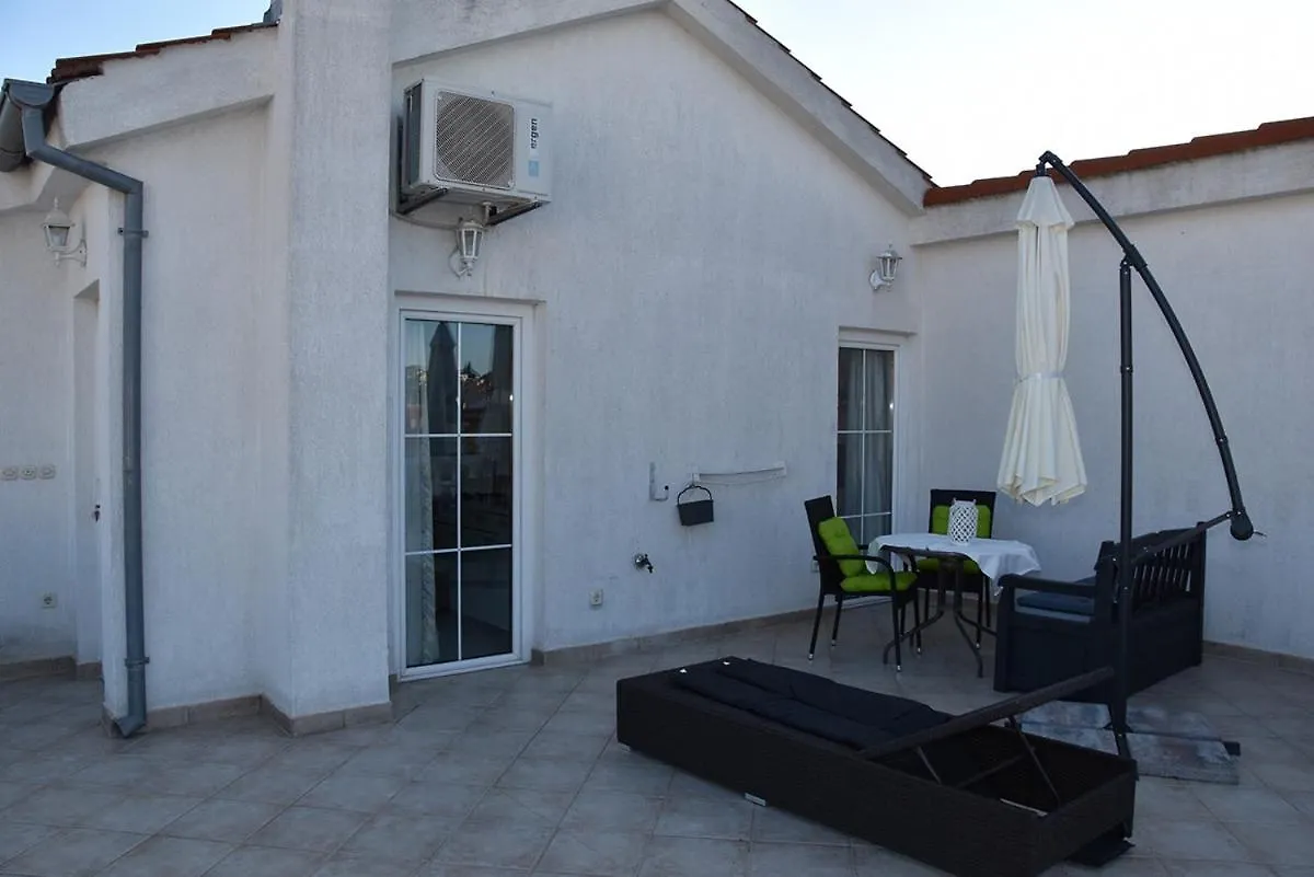 Apartment Apartmani Tri Ferala - Pakostane