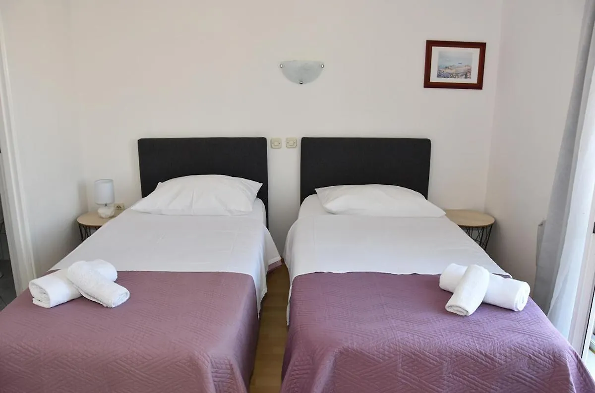 Apartmani Tri Ferala - Pakostane 0*,