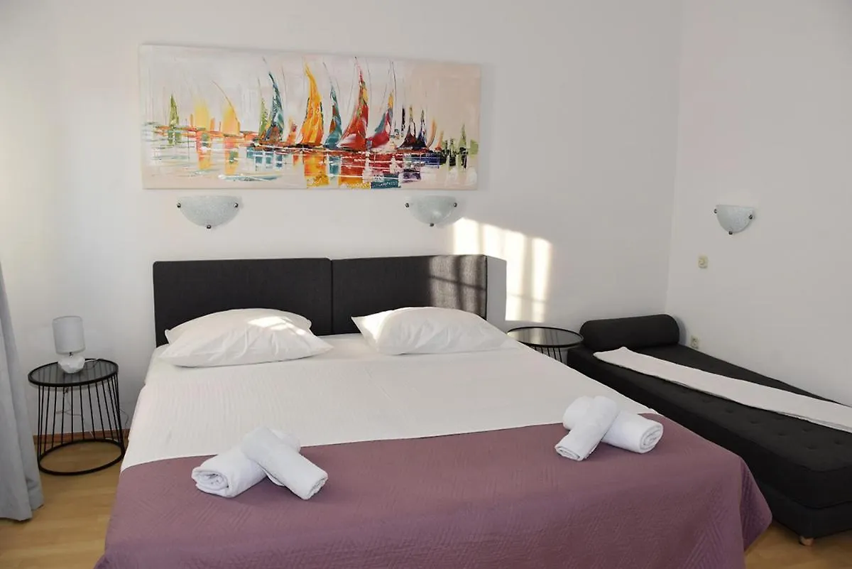 Apartmani Tri Ferala - Pakostane Croatia