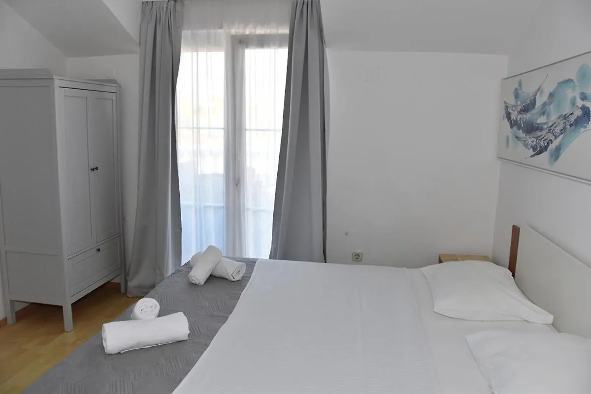 Apartmani Tri Ferala - Pakostane 0*,