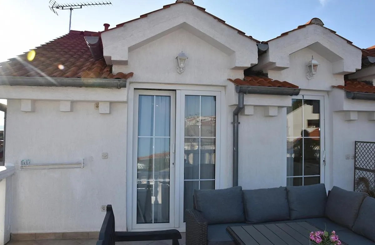 Apartmani Tri Ferala - Pakostane Apartment