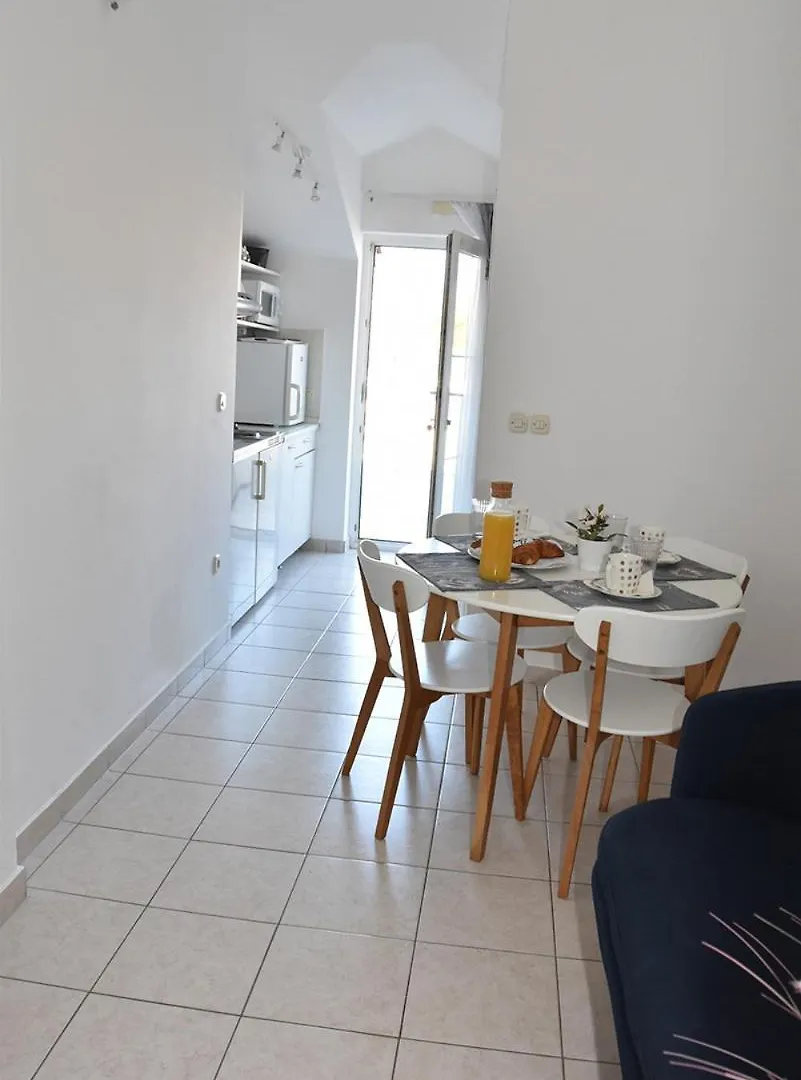Apartmani Tri Ferala - Pakostane Apartment