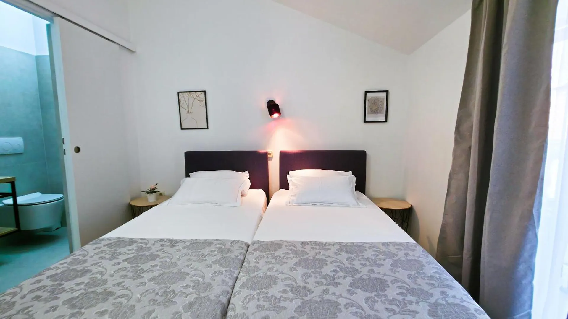 Apartmani Tri Ferala - Pakostane 0*,  Croatia